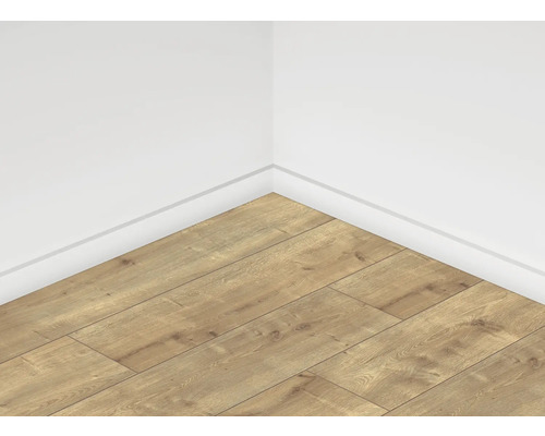 Položená laminátová podlaha pri bielej stene