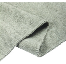 Detailný pohľad na sivý koberec s textúrou