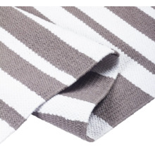 Prúžkovaný koberec z textilu