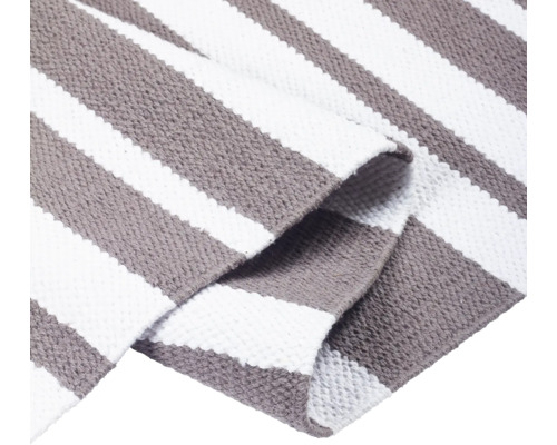 Prúžkovaný koberec z textilu