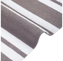 Pruhovaný koberec v bielej a šedej farbe