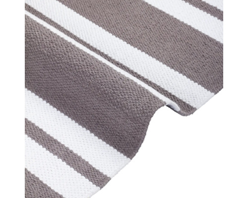 Pruhovaný koberec v bielej a šedej farbe