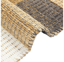 Detailný pohľad na koberec s rôznymi vzormi tkania a materiálmi