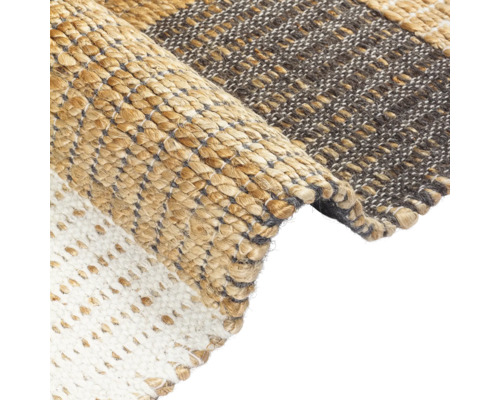 Detailný pohľad na koberec s rôznymi vzormi tkania a materiálmi