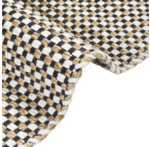 Detailný pohľad na koberec so vzorom šachovnice