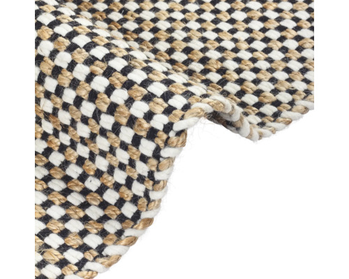 Detailný pohľad na koberec so vzorom šachovnice