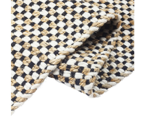 Detail pleteného koberca so šachovnicovým vzorom