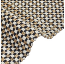 Detail koberca so šachovnicovým vzorom