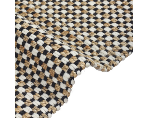 Detail koberca so šachovnicovým vzorom