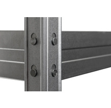 Detail oceľového regálu s upevnením skrutkami