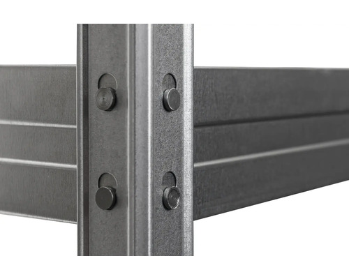 Detail oceľového regálu s upevnením skrutkami