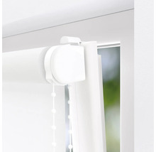 Detail bielej rolety na okne