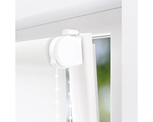 Detail bielej rolety na okne