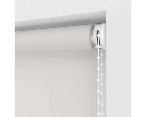 Biela roleta s retiazkovým ovládaním pri okne