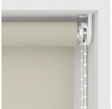 Béžová bočná roleta s retiazkou na okne