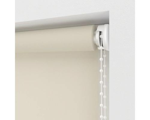 Béžová žalúzia s ovládacou retiazkou na okne