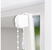 Detail šedej okenné rolety s ovládacou retiazkou