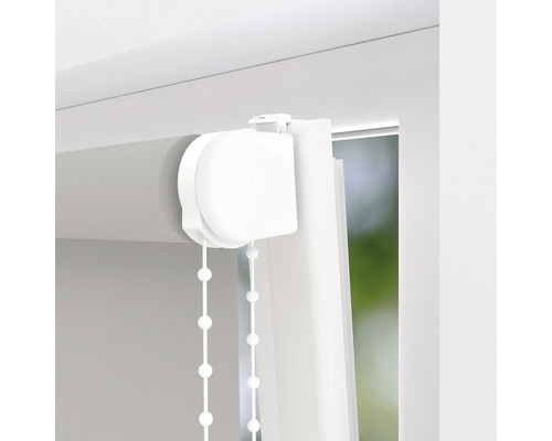 Detail šedej okenné rolety s ovládacou retiazkou