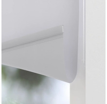 Detail bielej rolety na okne