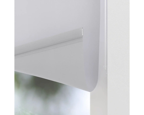 Detail bielej rolety na okne