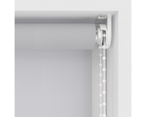 Roleta s retiazkovým ovládaním na okne