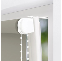 Detailný pohľad na roletu s retiazkovým mechanizmom na dekoráciu okien