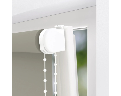 Detailný pohľad na roletu s retiazkovým mechanizmom na dekoráciu okien