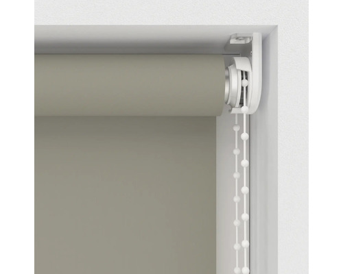 Roleta s retiazkovým ovládaním na okne