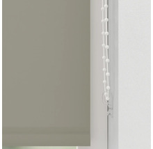 Sivá roleta s ovládacou retiazkou pri okne