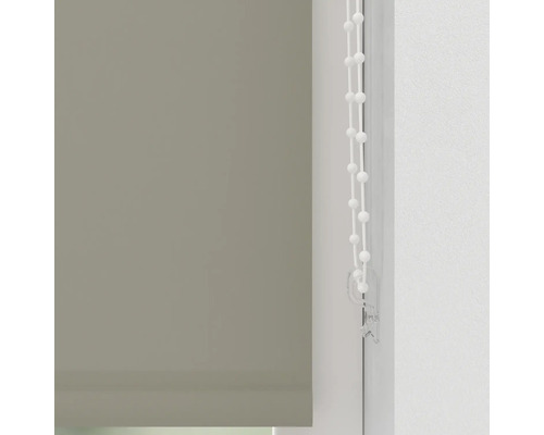 Sivá roleta s ovládacou retiazkou pri okne