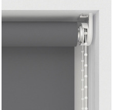 Sivá roleta s retiazkovým ovládaním v okennom ráme.