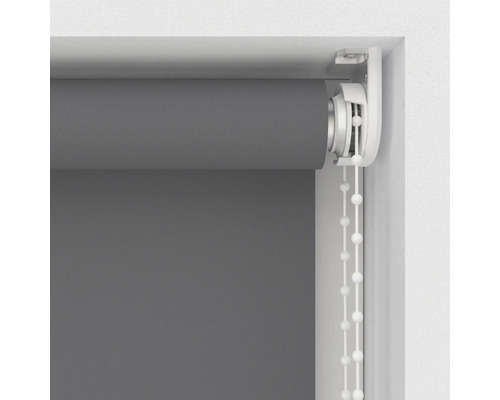 Sivá roleta s retiazkovým ovládaním v okennom ráme.