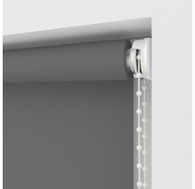 Sivá roleta s retiazkovým ovládaním na dekoráciu okien