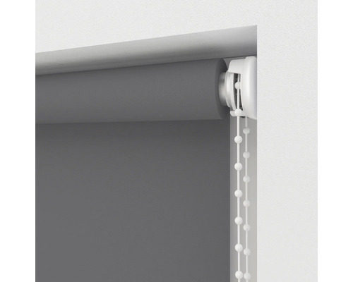 Sivá roleta s retiazkovým ovládaním na dekoráciu okien