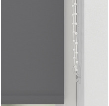 Sivá roleta s retiazkovým ovládaním pri okne