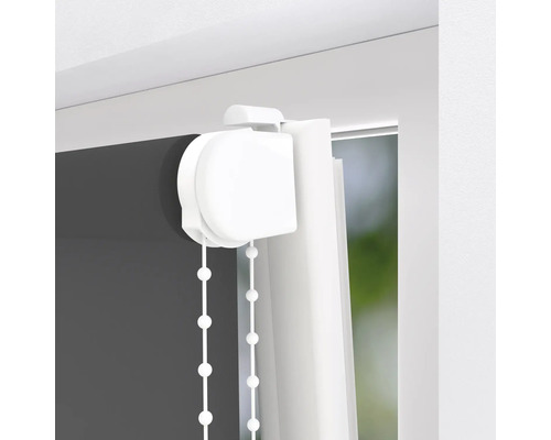 Detailný pohľad na roletu s reťazovým ovládaním na okne