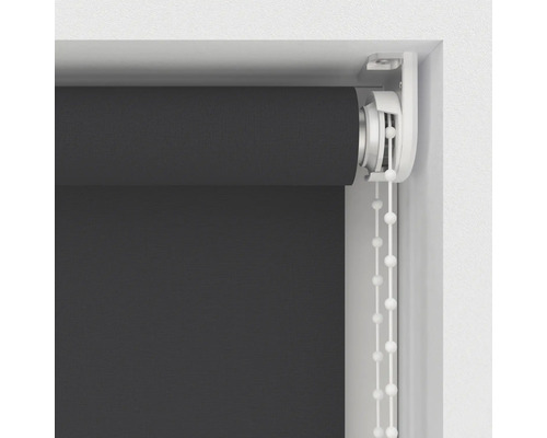 Tmavosivá roleta s retiazkovým ovládaním v okennom ráme.