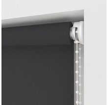 Detailný pohľad na sivú roletu s retiazkovým ovládaním