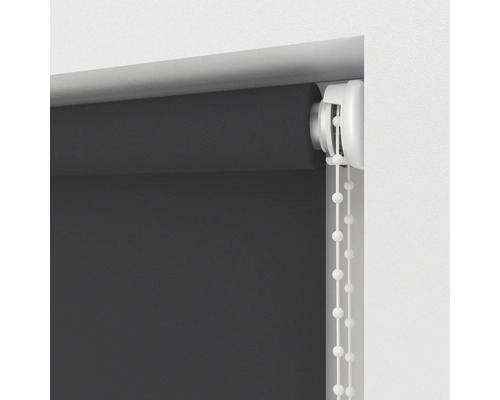 Detailný pohľad na sivú roletu s retiazkovým ovládaním