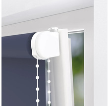 Detailný pohľad na roletu s retiazkovým ovládaním na okne