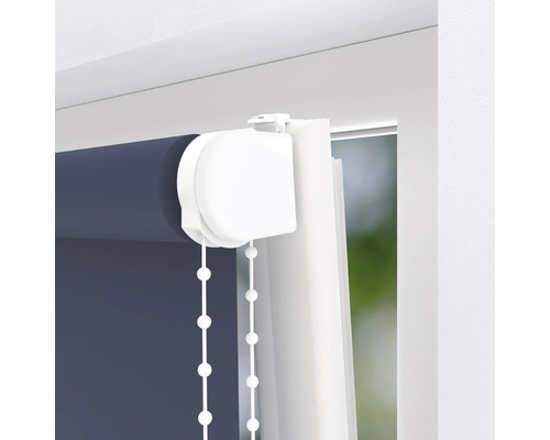 Detailný pohľad na roletu s retiazkovým ovládaním na okne