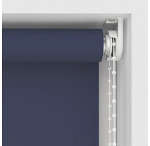 Tmavo modrá roleta s retiazkovým ovládaním v okennom ráme.