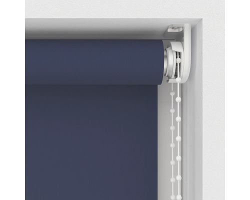 Tmavo modrá roleta s retiazkovým ovládaním v okennom ráme.