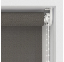 Sivá roleta s retiazkovým ovládaním na dekoráciu okien