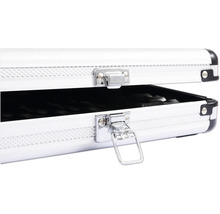 Otvorený hliníkový kufrík na náradie so striebornými uzávermi