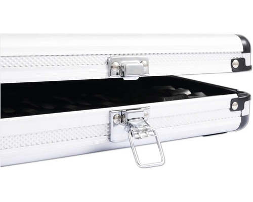 Otvorený hliníkový kufrík na náradie so striebornými uzávermi