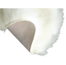 Detailný záber koberca s umelou kožušinou