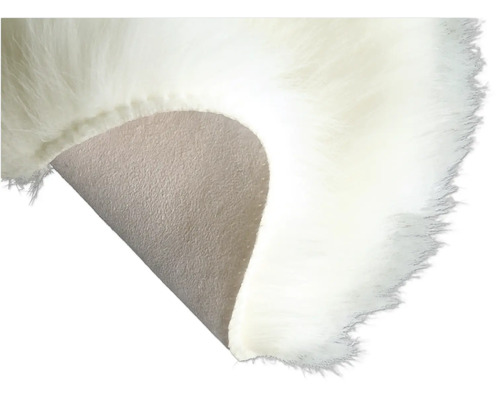 Detailný záber koberca s umelou kožušinou