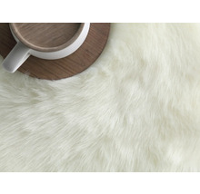 Detail koberca s dlhým vlasom a šálky na podložke