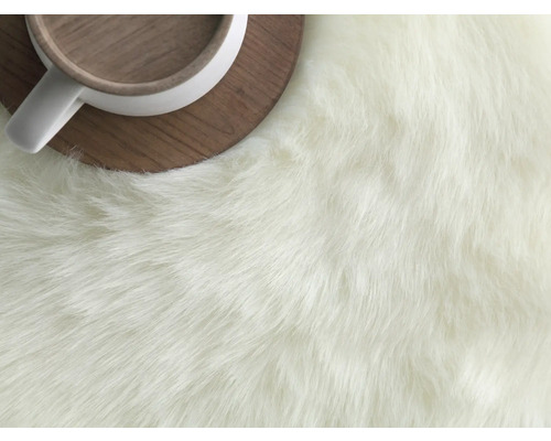 Detail koberca s dlhým vlasom a šálky na podložke